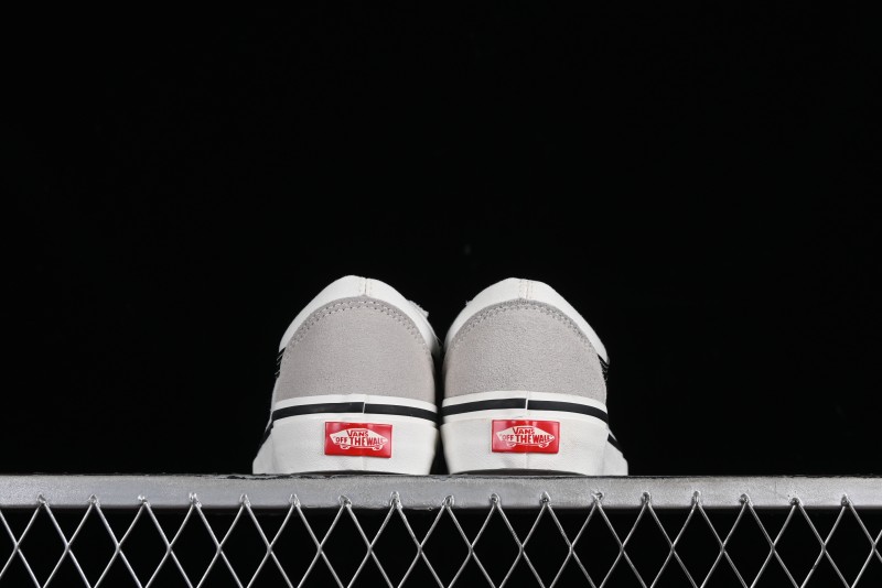 Vans Old Skool Reissue 136 Low-Top Skate Shoes with Detachable Cushioned Insole - VN000MT6KIG