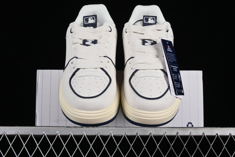 MLB Chunky Liner Basic New York Yankees Thick Sole Casual Sneakers with 6cm Height Increase - 3ASXCBO3N07NYD