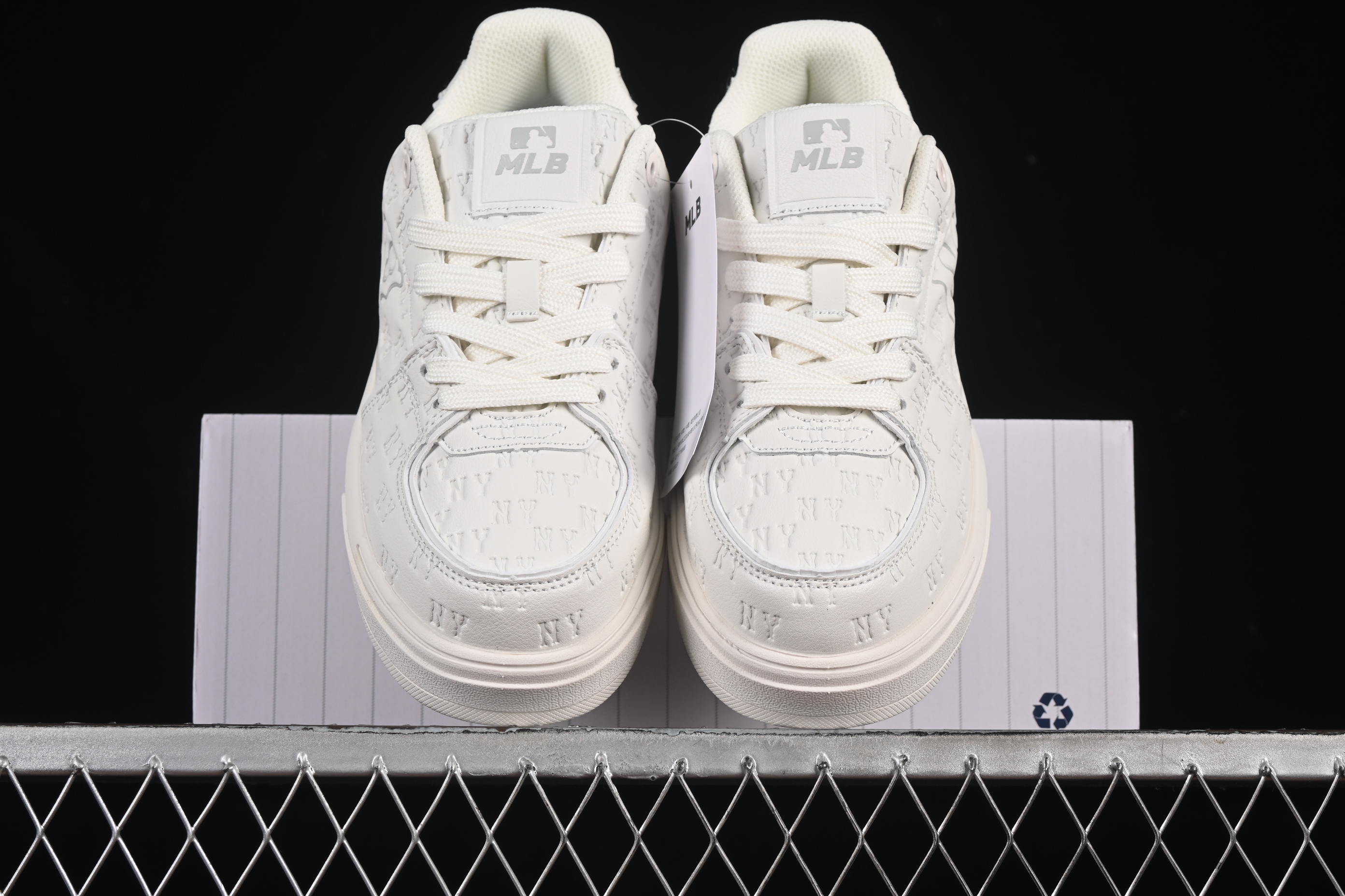 New York Yankees MLB Bigball Chunky Embo Monogram Platform Sneakers - 3ASXE015N50WHS