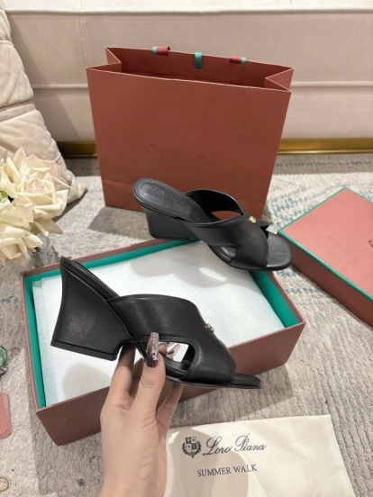 2025 Women Le Parmentier Black Leather Slippers LY00300