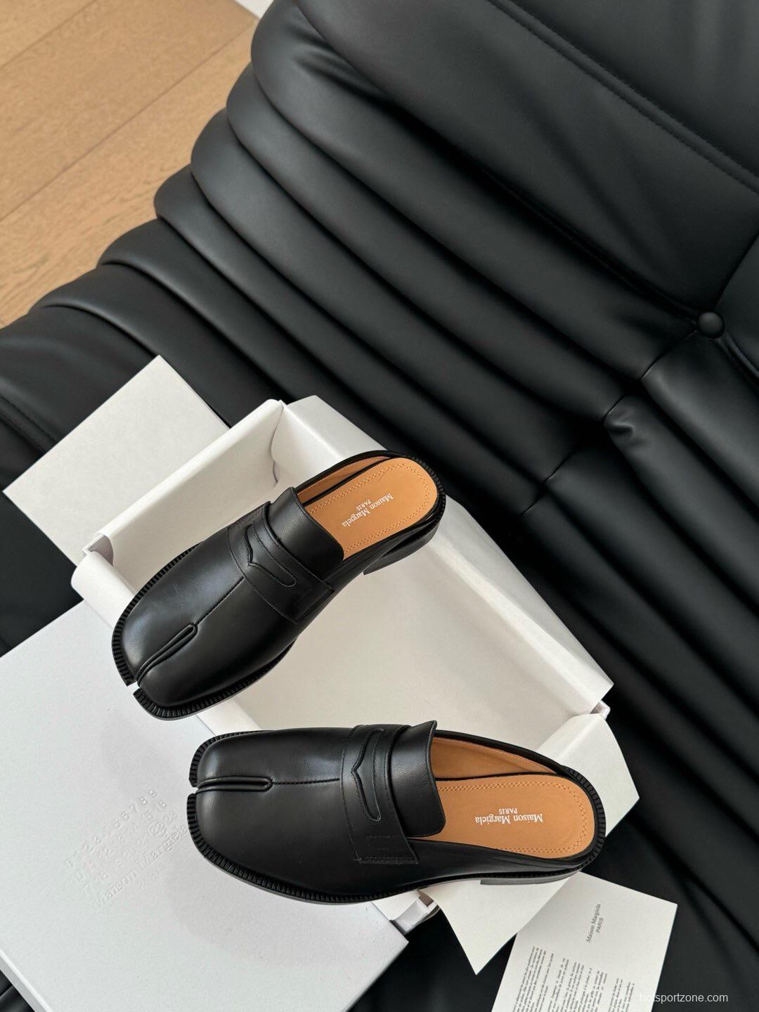 2025 Women MM6 Black Leather Loafers Tabi KFY00340