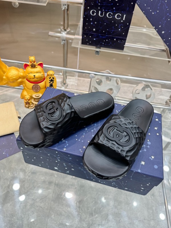 Gucci Lido Interlocking G Men's Sandals with Textured Rubber Sole - AS00170