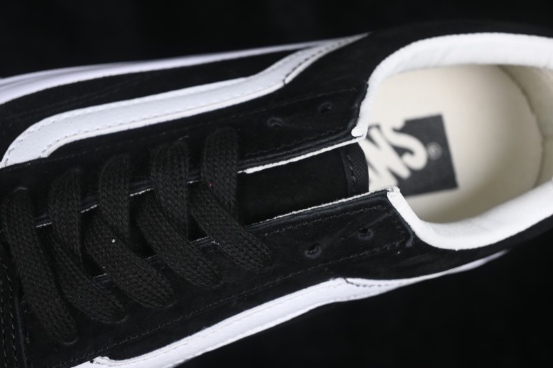 Vans Old Skool 36 Low-Top Casual Skate Shoes with Classic Side Stripe - VN000CNGCIE1