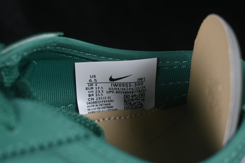 Nike Moon Shoe SP Retro Low-Top Lifestyle Sneakers with Thin Cushioning - IW0955-300